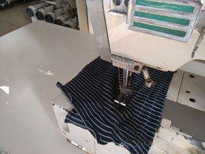 Máquina <span class=keywords><strong>de</strong></span> Coser Overlock <span class=keywords><strong>de</strong></span> Tres Agujas con Cabezal Cuadrado SIRUBA F007 <span class=keywords><strong>de</strong></span> Segunda Mano, Origen Taiwán, China - Product Image 4