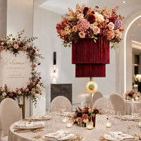 Lustre floral suspendu au plafond en macramé personnalisé avec des fleurs artificielles pour la réception d'événements, toile de fond OEM