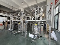 Machine d'étiquetage verticale automatique pour granulés plastiques, snacks, aliments surgelés, nouilles fraîches et ensachage d'engrais
