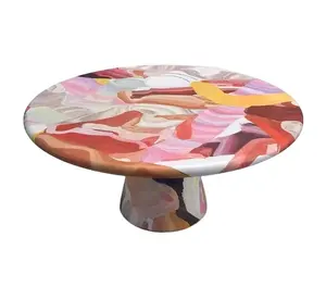 طاولة قهوة مطلية بالزيت، طاولة من الصلب والزجاج بتصميم غرافيتي إبداعي يوحي بطبقة حساسة، طاولة بألوان متعددة