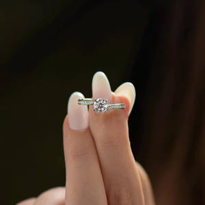 Anillo de plata de 18 quilates con diamante redondo clásico, joyería de compromiso de moda de lujo, venta al por mayor - Product Image 4