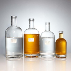 Distributeur d'huile et de vinaigre avec bec verseur en métal et bouchon en liège, bouteille en verre 500 ml pour usage culinaire, design moderne et durable - Product Image 5