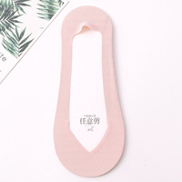 Chaussettes invisibles légères en soie sans couture pour femmes, chaussettes invisibles avec semelle en coton et fonction antidérapante.