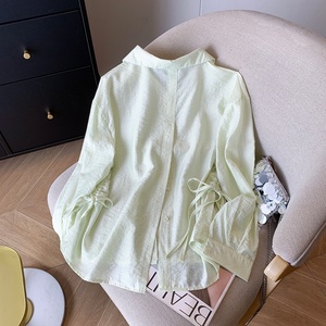 Camisa de Mujer de Manga Larga Holgada con Cintura Plisada, Diseño Moderno, Nueva Colección Verano 2025, Venta al Por Mayor de Boutique - Product Image 4