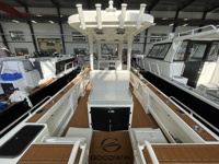 Nouveau Catamaran Familial de Luxe en Aluminium OEM 7,3m de Ponte, 2,46m de Console Centrale, Bateau de Pêche avec Moteur Hors-Bord à Essence, Durable et Grande Capacité de Charge
