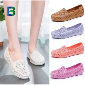 2024 nuevos mocasines de inyección <span class=keywords><strong>baratos</strong></span> zapatos de mujer Sandalias de <span class=keywords><strong>playa</strong></span> huecas zapatos de Madre con agujeros de diamantes de imitación a <span class=keywords><strong>la</strong></span> moda para mujer - Product Image 4