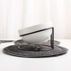 Comedero de cerámica para gatos con marco de hierro y diseño elevado para comida y agua. - Product Image 3