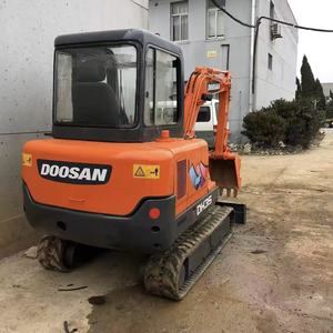 Excavadora de cadenas pequeña usada Doosan DH35 de 3.5 toneladas, excavadora hidráulica pequeña para trabajos de construcción en espacios reducidos en jardines municipales. - Product Image 2