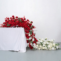Nouvelle conception de centre de table de mariage, chemin de table en fleurs artificielles rouges et blanches pour la décoration de mariage, arrangement floral pour arche