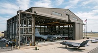 Hangar préfabriqué en structure acier haute résistance anti-vent pour la réparation et le stationnement d'avions à réaction