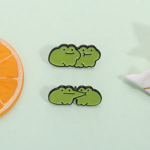 เข็มกลัดรูปกบสุดน่ารัก จูบแก้ม ตลกๆ การ์ตูนกบกอดกัน ติดกระเป๋าเป้ ปกเสื้อ เครื่องประดับ ของขวัญ ขายส่ง - Product Image 2