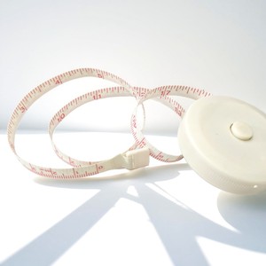 Cinta métrica retráctil de plástico de 12 mm con hoja de acero, bloqueo de botón y retorno automático, mini cinta métrica para ropa. - Product Image 4