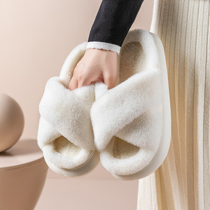 Mules et sandales confortables en fausse fourrure moelleuse et chaude pour l'intérieur, idéales pour le printemps/automne, antidérapantes et silencieuses, pour un usage décontracté. - Product Image 3