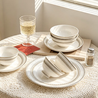 Service de vaisselle en porcelaine gris vintage à motif floral avec double bordure en dentelle, assiettes et bols à riz en céramique élégants de style européen, qualité alimentaire