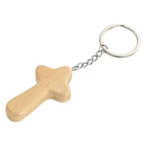 Hecho a mano religioso cristiano regalo pequeña mano de madera sosteniendo la cruz - Product Image 2