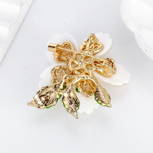 Broche de Aleación Dorada con Circones y Flor de Camelia para Mujer, Ideal para Bodas, Compromisos y Fiestas, Accesorio de Regalo - Product Image 4