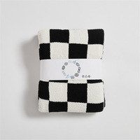 Top populaire personnalisé demi-polaire Ins bébé couverture confortable léger et portable avec motif géométrique en damier linge de lit hôtel