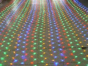 Guirlande lumineuse LED en filet blanc chaud IP44 étanche 2m*2m pour décorations extérieures de Noël, de mariage et de fêtes - Product Image 5