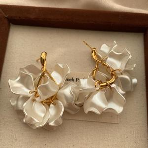 ตัวแทนจัดหาสินค้า 1688 Taobao ต่างหูรูปดอกไม้สำหรับผู้หญิง ขายส่ง - Product Image 2