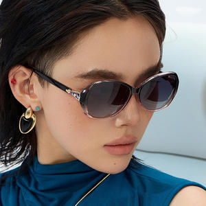 Gafas de Sol Polarizadas para Mujer Dl-D7524, Montura Pequeña, Lentes TAC, Protección UV400 Clase 2, Montura Negra - Product Image 4