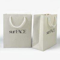 Sac de shopping en carton blanc épais de luxe avec logo personnalisé pour l'emballage de vêtements, de cosmétiques et de cadeaux