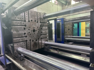 <span class=keywords><strong>Vendita</strong></span> calda 700 tonnellate orizzontale macchina per lo stampaggio ad iniezione usato condizione di plastica sedia Maker Core PLC pompa motore cuscinetto vite - Product Image 3