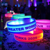 Bracelets promotionnels personnalisés à LED Bracelets en tissu lumineux à lumière vive et vibrante activés par le son pour les festivals et les fêtes