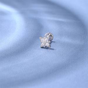 Pendiente de cartílago de plata de ley 925 con trébol de cuatro hojas y moissanita, parte trasera plana, joyería sencilla - Product Image 3