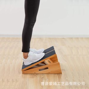 Pédale inclinée en bois massif avec surface antidérapante pour étirements et exercices - Product Image 1