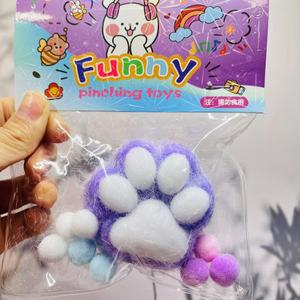 ของเล่นบีบสัมผัสรูปอุ้งเท้าแมวน่ารัก ตุ๊กตาขนนุ่ม บอลบีบคลายเครียด สำหรับผ่อนคลายนิ้วมือ ของขวัญสำหรับงานปาร์ตี้ และจัดแสดงขายปลีก - Product Image 1