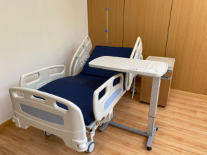 <span class=keywords><strong>Table</strong></span> portable <span class=keywords><strong>pour</strong></span> <span class=keywords><strong>lit</strong></span> médical <span class=keywords><strong>lit</strong></span> d'hôpital multifonctionnel <span class=keywords><strong>table</strong></span> en plastique - Product Image 5