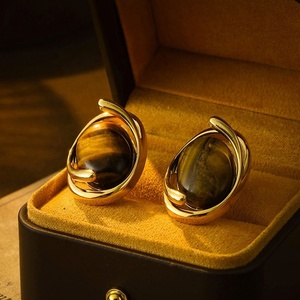 Boucles d'oreilles clous ovales en œil de tigre, style rétro minimaliste exquis, design ajouré antique haut de gamme, sensation de luxe et de mode - Product Image 2