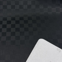 Cuir semi-PU robuste de 0,7 mm à texture écailleuse avec motif à carreaux moelleux, anti-rayures pour housses de selle de moto contemporaines