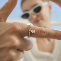 Bague de fiançailles J&D Jewelry en acier inoxydable plaqué or 18 carats avec zircon en forme de poire et bande ondulée avec strass blanc pour femmes, taille 7
