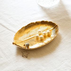 จานเก็บของเซรามิกสีขาวลายใบไม้สีทองเรียบง่าย ถาดใส่เครื่องประดับต่างหู ของตกแต่งบ้าน - Product Image 1