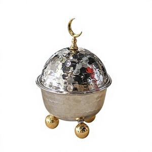 Élégante sucrière en métal martelé argenté avec finition lune croissante dorée et pieds décoratifs pour la table de réception de l'hôtellerie arabe - Product Image 1