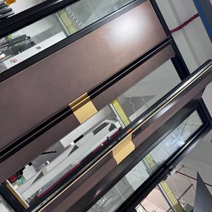 Porte d'entrée double contemporaine minimaliste en aluminium moulé avec panneaux horizontaux et incrustations en laiton, portail de sécurité sur mesure - Product Image 4