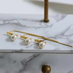 Boucles d'oreilles longues en perles plaquées or 18 carats pour femmes, design minimaliste polyvalent, acier inoxydable classique pour mariages, personnalisables - Product Image 6
