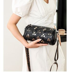 กระเป๋าแมสเซ็นเจอร์สำหรับผู้หญิงกระเป๋าสะพายไหล่กว้างลำลองมีสายสะพายหมอน - Product Image 3