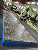 Plan de travail en fonte standard à rainures en T, plateforme industrielle robuste en fonte, adaptée au traitement mécanique et à l'assemblage