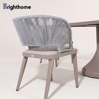 Nouvel ensemble de mobilier de jardin en aluminium pour hôtel, table et chaises d'extérieur imperméables avec coussins fixes
