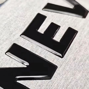 Etichette per trasferimento di calore ad alta frequenza in TPU goffratura 3D con Logo personalizzato distintivi per pressatura a caldo con finitura lucida flessibile impermeabile - Product Image 5