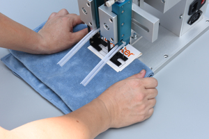 Macchina da cucire elettrica semiautomatica pneumatica per etichettatura calze con PLC, macchina per etichettatura e imballaggio a doppia testa - Product Image 4