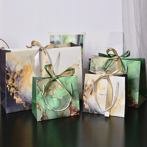 Bolsas de regalo de papel con estampado de mármol en stock, bolsas de mano de moda de lujo asequibles con cinta para personalización de ropa de boutique - Product Image 1