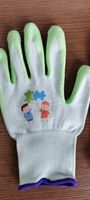 Le terrain de jeux pour enfants utilise des gants de protection en latex antidérapants et résistants à l'usure