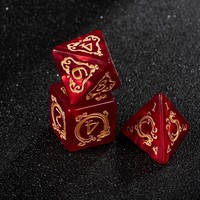 Ensemble de 7 dés polyédriques vintage rouges en acrylique orné de motifs tourbillonnants avec gravures dorées pour DND Pathfinder et soirées de jeux de société
