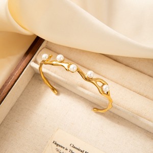 กำไลข้อมือสแตนเลสชุบทอง 18K รุ่น SZ062 ดีไซน์กิ่งไม้ธรรมชาติ พร้อมจี้ห้อย  ไม่ก่อให้เกิดอาการแพ้ ไม่หมองคล้ำ - Product Image 3