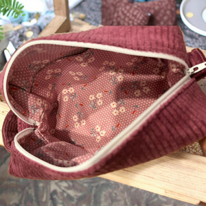 Pochette de maquillage en velours côtelé rose foncé personnalisée en gros, sac à cosmétiques portable écologique à fermeture éclair pour filles - Product Image 4