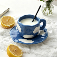 Ensemble tasse et soucoupe en céramique peintes à la main, design personnalisé mignon avec fleurs irrégulières et cœurs, mug à café en céramique avec assiette