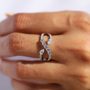 Bague de fiançailles croisée en diamant de laboratoire, bague de mariage faite à la main pour femme, bague unique en diamant de laboratoire, bijoux fins éthiques, cadeau - Product Image 1